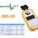 Žlutý digitální refraktometr s otevřeným krytem, nápisem DBS-50 a anglickou tabulkou údajů.